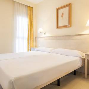 Apartamento 2 dormitorios acceso jardín Aparthotel ILUNION Sancti Petri Cádiz