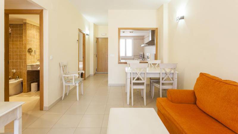 Habitación 2 dormitorios acceso a jardín Aparthotel ILUNION Sancti Petri Cádiz